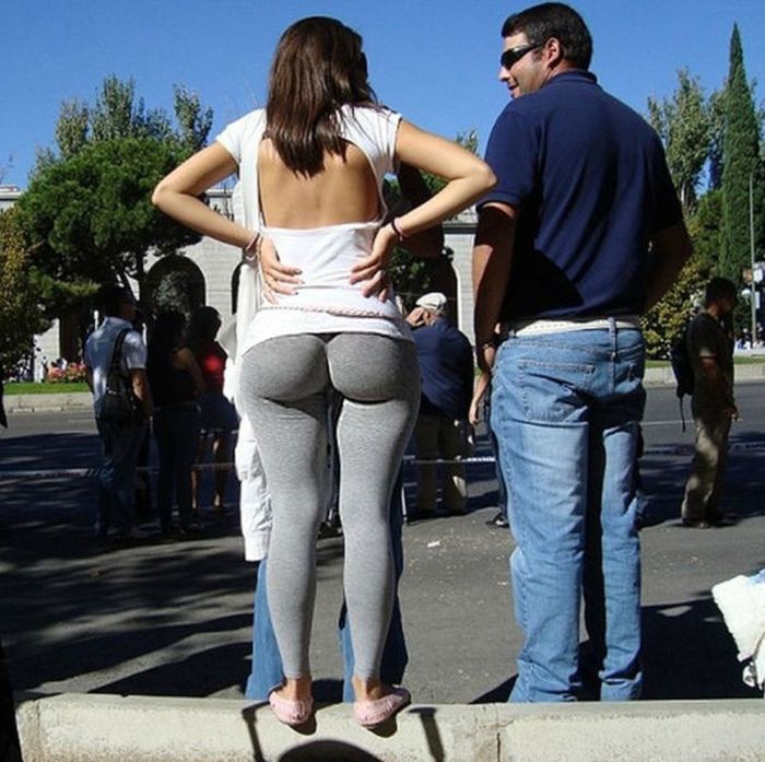 Стоя раком на улице подруга снимает штаны фото