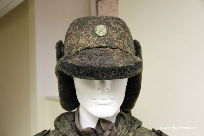Солдаты изучают возможности ношения новой шапки-ушанки солдаты, ушанки, шапка