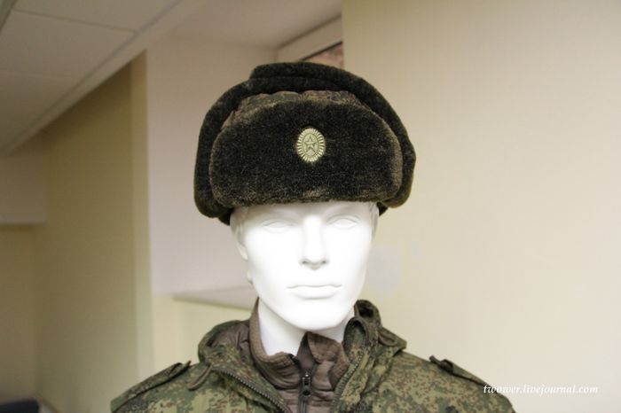 Солдаты изучают возможности ношения новой шапки-ушанки солдаты, ушанки, шапка