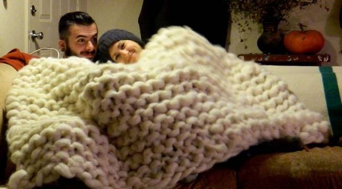 Девушка связала изумительное одеяло девушка, одеяло