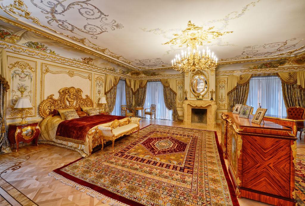 На Рублевке продается золотой дворец за сто миллионов долларов дворец, рублевка