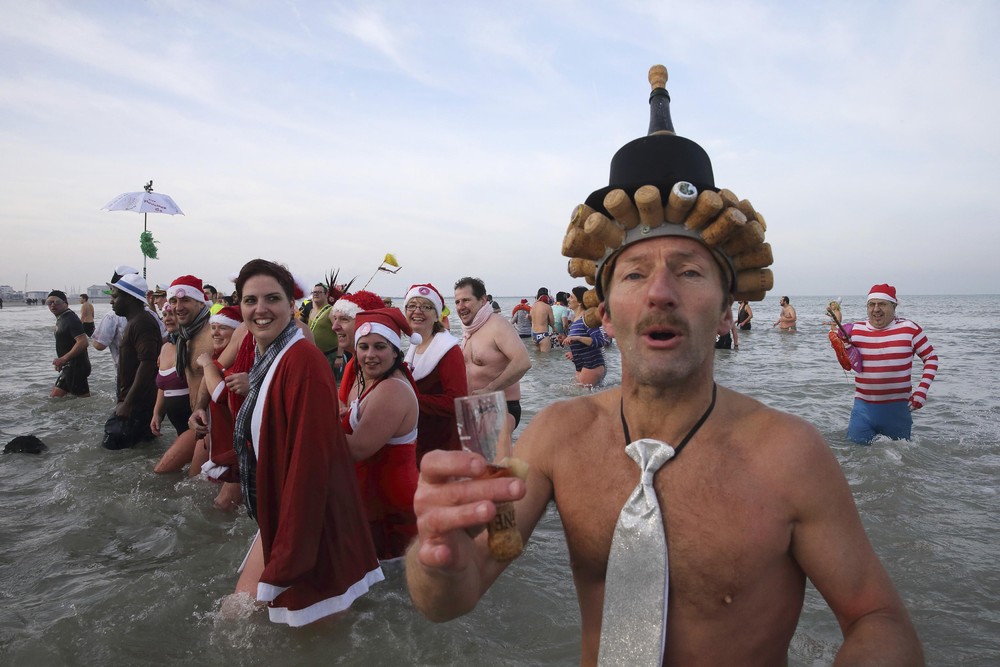 Новогодние заплывы в разных уголках мира люди, развлечения, фото
