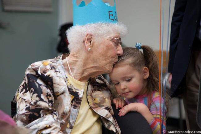 Самая пожилая пользовательница Facebook празднует 107-летие facebook, долгожитель, женщина, пользовательница