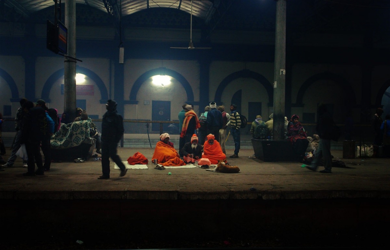 Ночная жизнь индийского вокзала вокзал, индия, люди