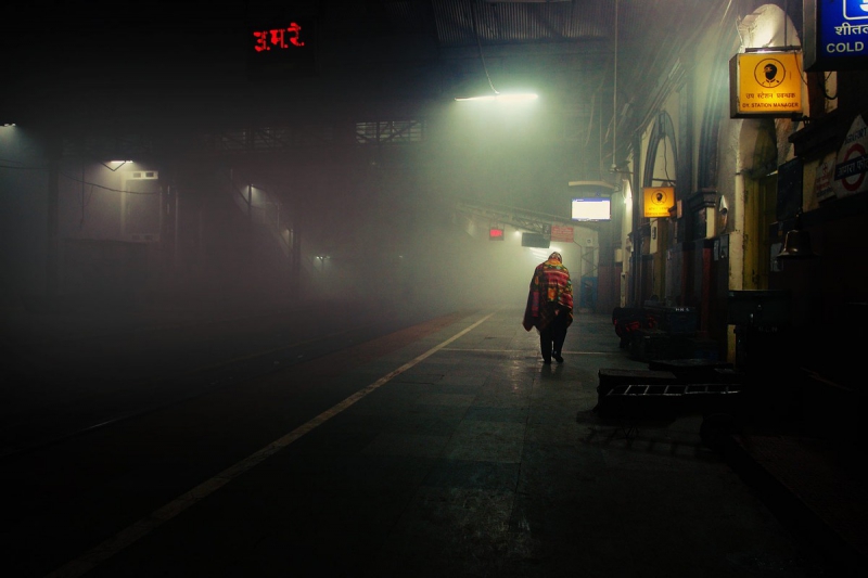 Ночная жизнь индийского вокзала вокзал, индия, люди