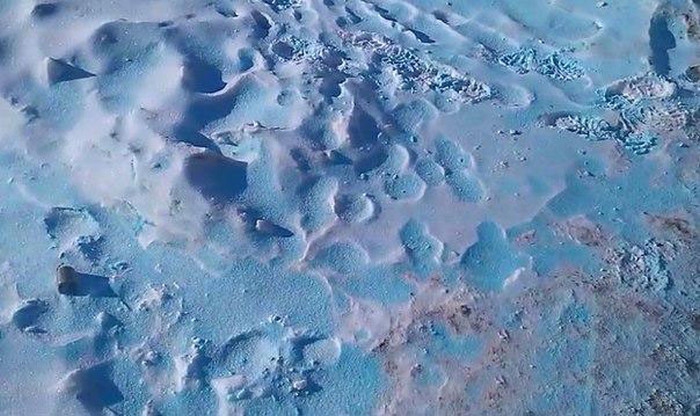 В Челябинской области выпал снег голубого цвета снег, челябинск