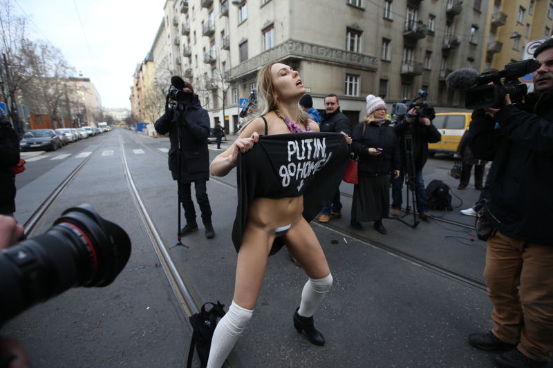 Реклама главного экспортного товара с Украины femen, венгрия, путин, украина