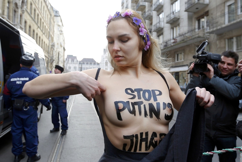 Реклама главного экспортного товара с Украины femen, венгрия, путин, украина