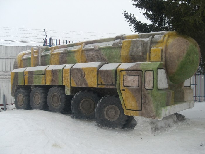 В Омске вылепили из снега Т-34 и &quot;Тополь-М&quot; в натуральную величину снег, т-34, тополь