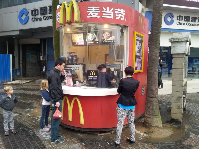 Самый маленький ресторан Макдоналдс находится в Токио, Япония. Его площадь  – всего 46 квадратных метров еда, интересное, макдональдс, факты