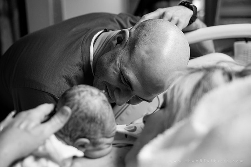 20 трогательных фотографий отцов, которые впервые видят своего ребёнка отец, позитив, фото