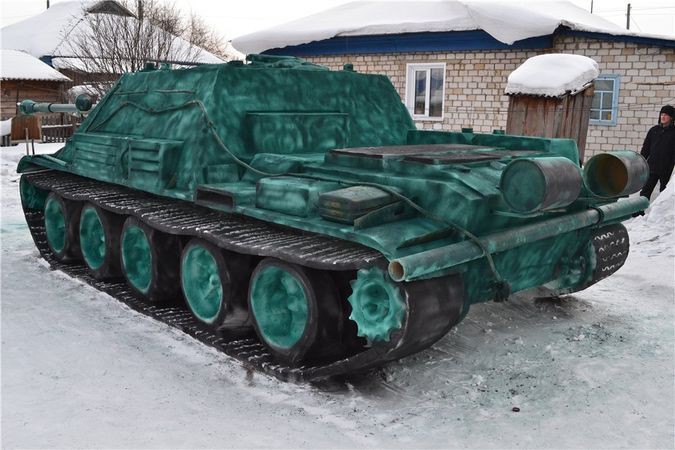 Сибирский студент слепил из снега «СУ 122-54» весом в 20 тонн
