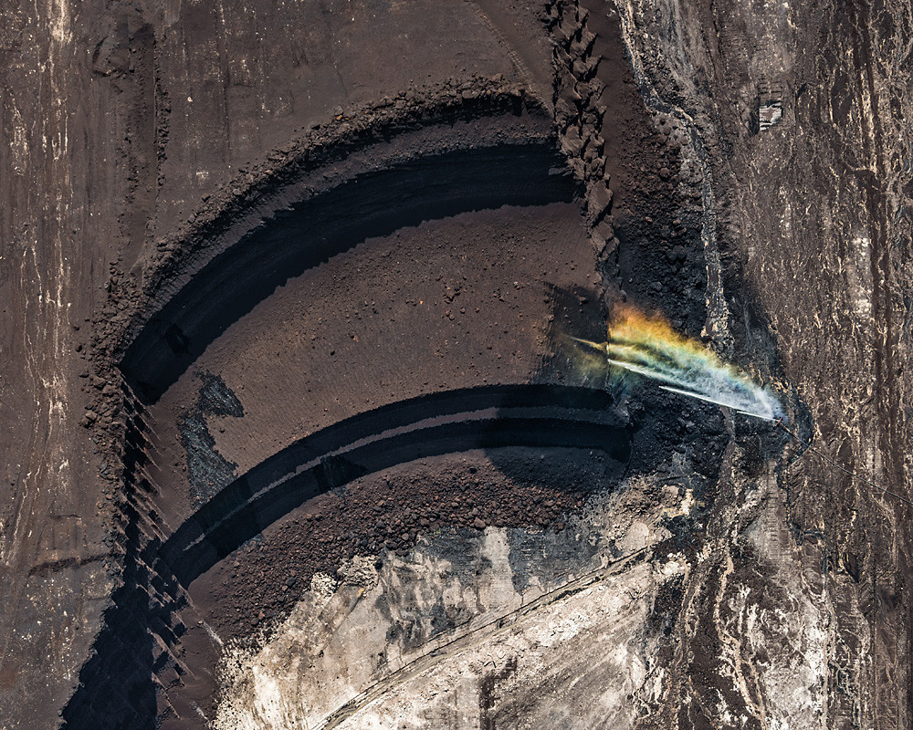 Как выглядит гигантская дыра в земле, с высоты птичьего полёта аэрофотосъемка, фотография