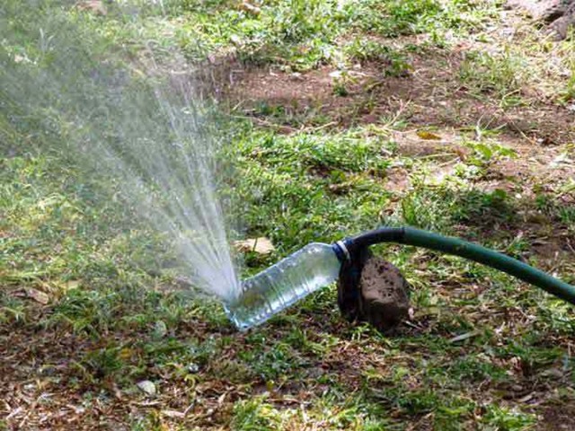 Водяной распылитель для полива газона бутылка, пластик
