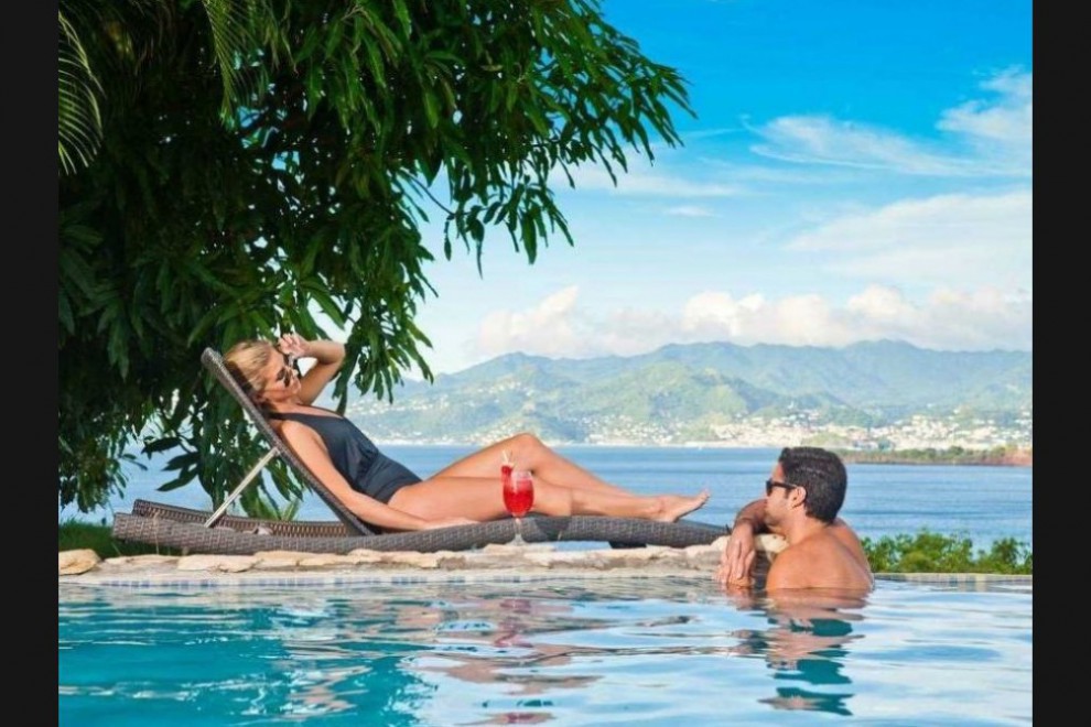 Освежающий коктель в бассейне близ моря в Maca Bana Grenada. ожидания и реальность, отель, реклама