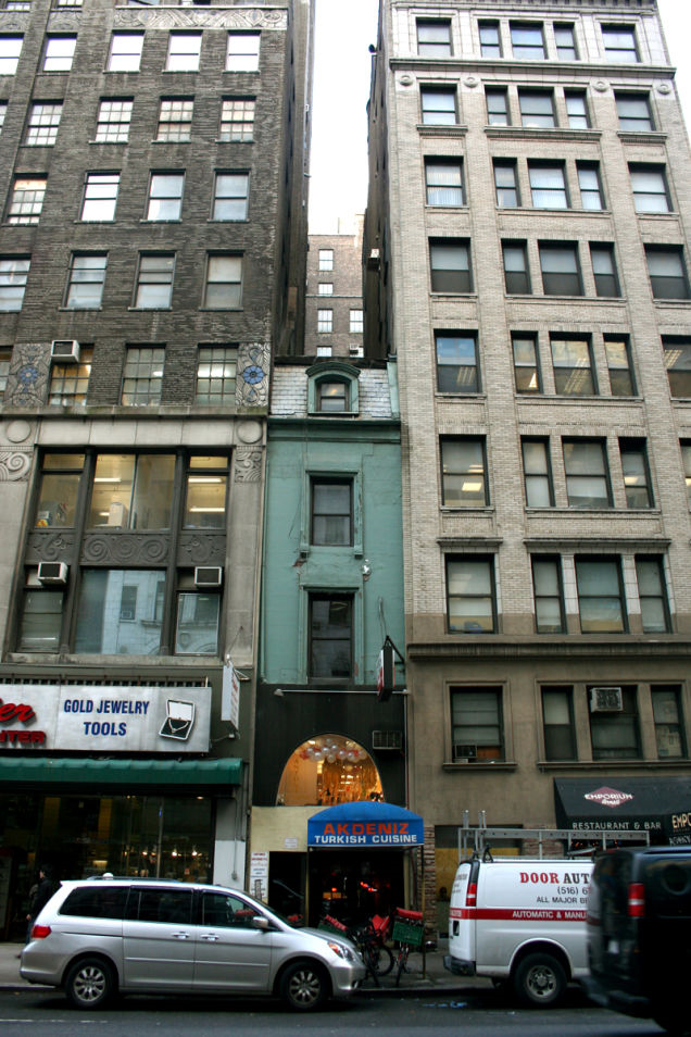 6. 3,8 м в ширину домик на West 46th Street в Нью-Йорке. 6. 3,8 м в ширину домик на West 46th Street в Нью-Йорке. в мире, дома, люди