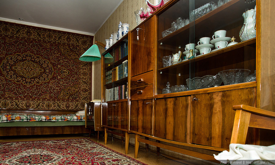 Интерьер комнаты в однокомнатной квартире советстких времен
