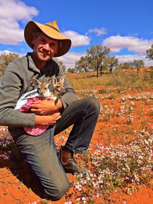 В 2005 году Крис создал свой центр в Алис-Спрингс, куда принес в мешочках еще живых молочных малышей. После многих лет упорного зарабатывания денег чисткой автобусов и укладкой полов он сумел выкупить 37 Га земли и устроил там частный заповедник для  благотворительность, животные, кенгуру