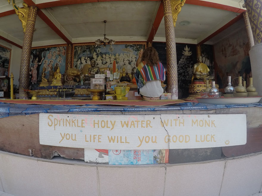 Окропите святую воду с помощью монаха, ты жизнь будешь ты удача. Самуй, Таиланд вывеска, камбоджа, юмор