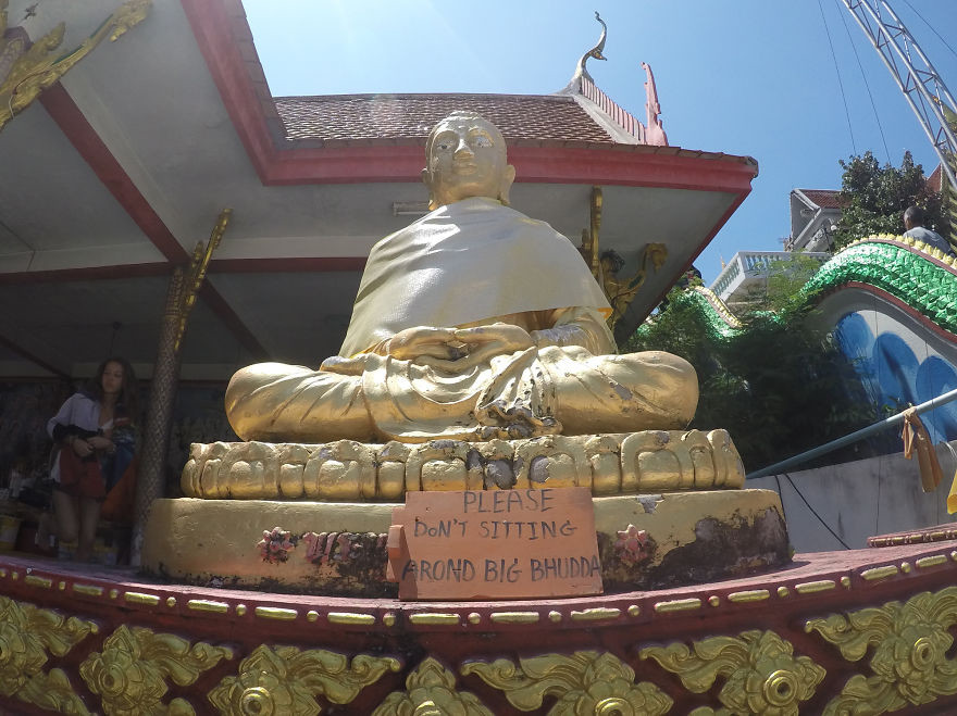 Пожалуйста, не сидите без дела с Большим Буддой. Самуй, Таиланд вывеска, камбоджа, юмор