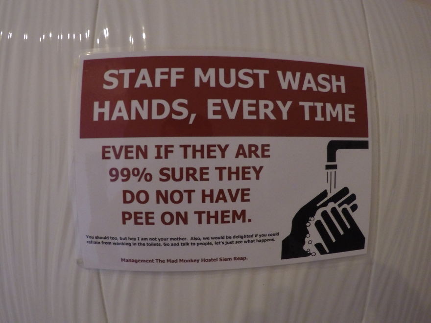 Сотрудники должны мыть руки всегда, даже если на 99% уверены, что не писали на них вывеска, камбоджа, юмор