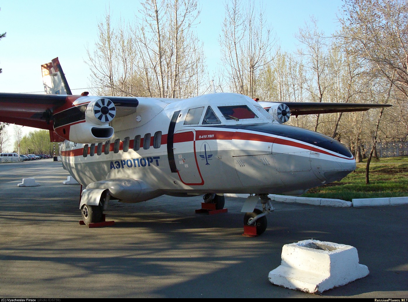 Лет Л-410УВП. Кустанай, Казахстан. вертолёты, памятники, самолёты, техника