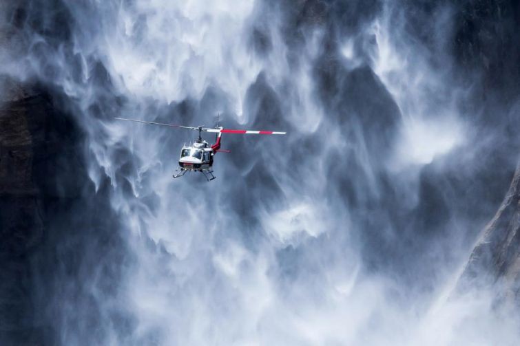 Вертолет вблизи водопада Йосемити, США без фотошопа, животные, природа, фото