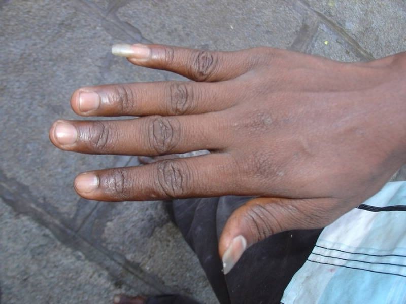 Po co niektórym mężczyznom długi paznokieć na małym palcu?