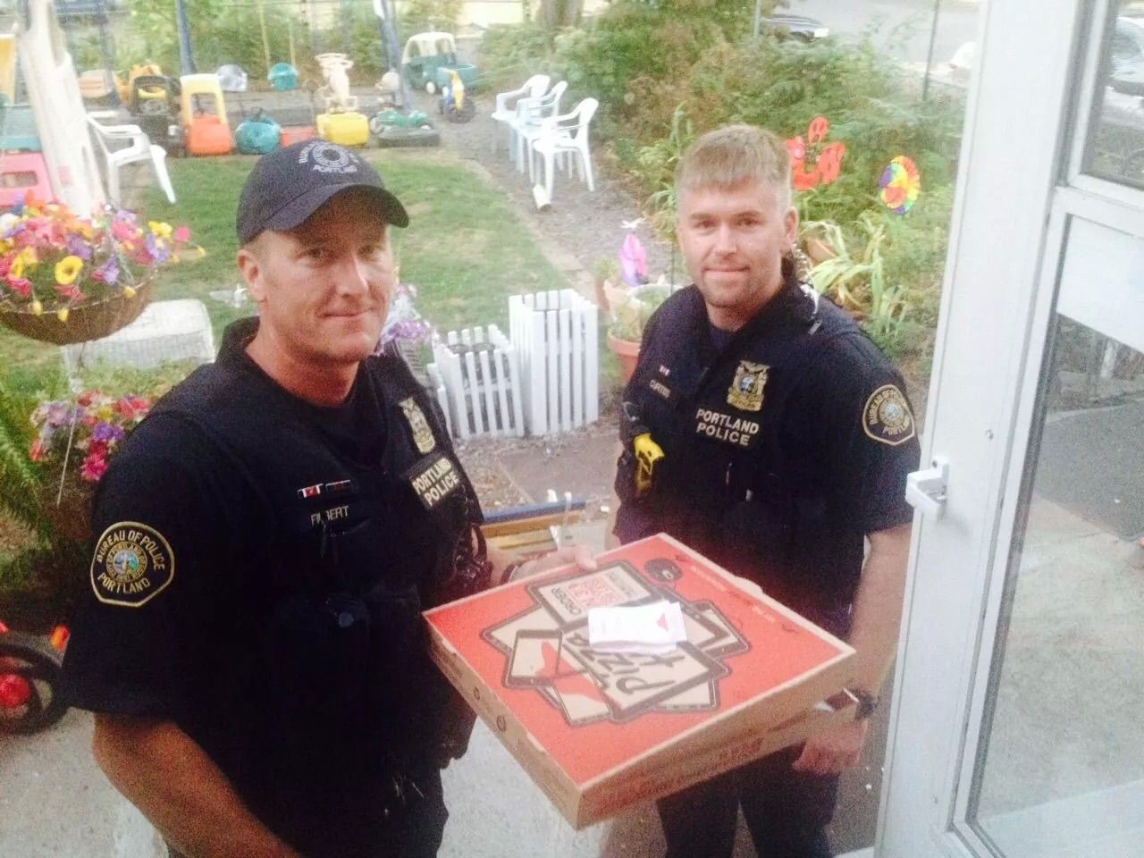 2. Полицейские доставили пиццу вместо курьера, попавшего в небольшое ДТП добро, люди