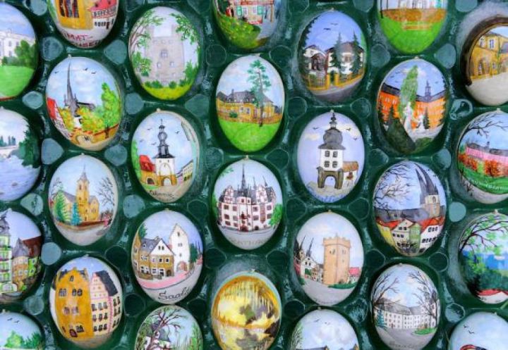 50 лет немецкая семья наряжает пасхальными яйцами яблоню германия, дерево, яйца
