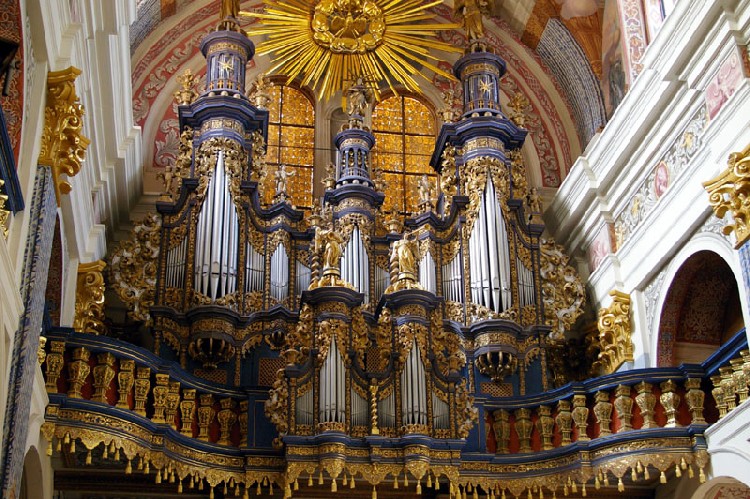 9. Basílica da Anunciação (Santo Lipka, Polônia), um instrumento musical, o órgão