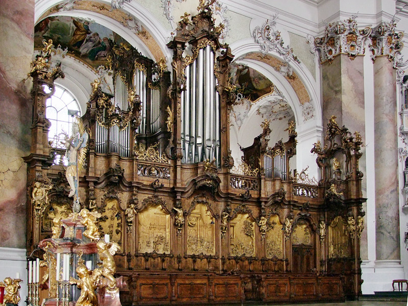 13. Basílica. Alexander e Theodore na abadia beneditina (Ottobeuren, Alemanha), um instrumento musical, o órgão