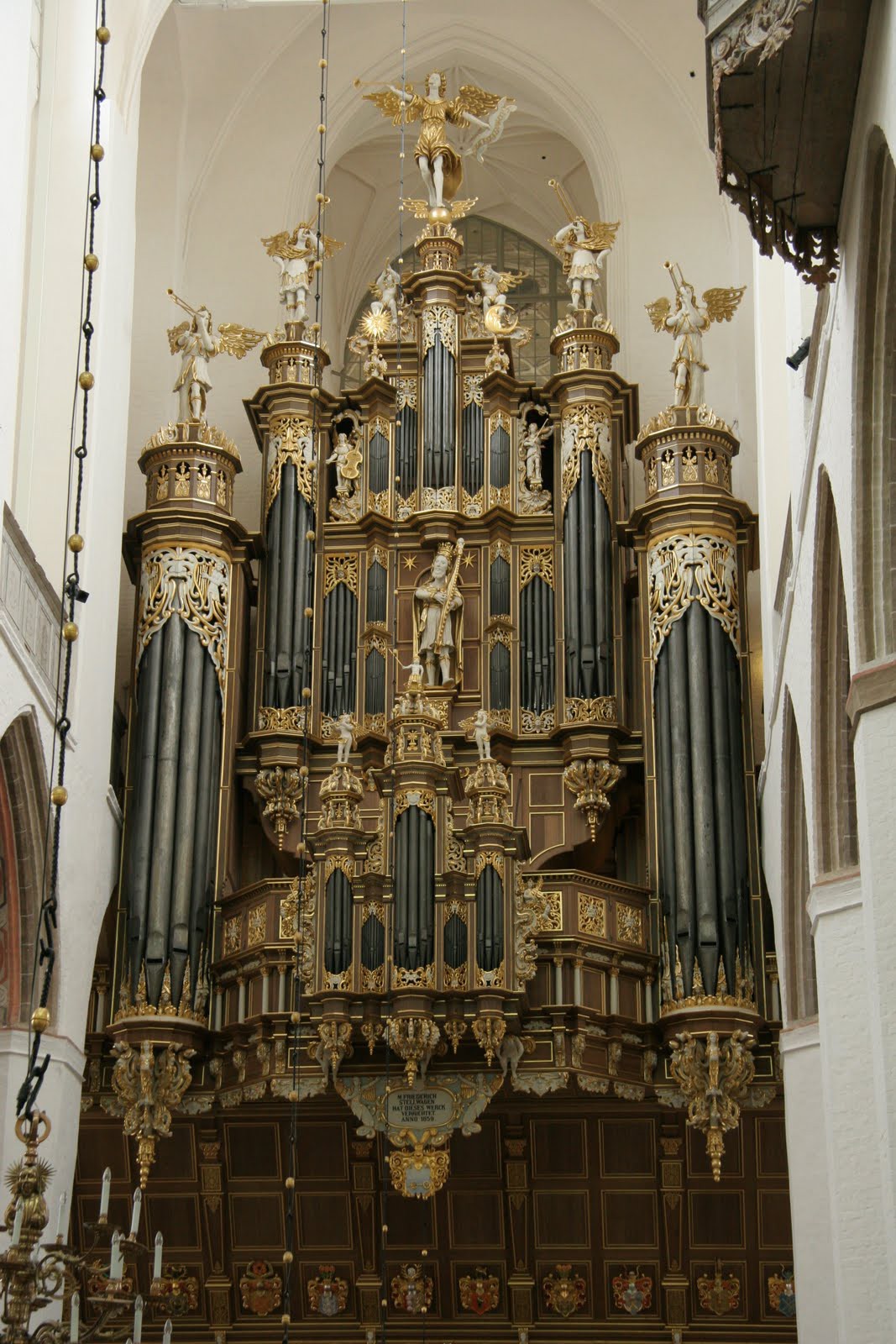 6. Igreja de Santa Maria (Stralsund, Alemanha), um instrumento musical, o órgão