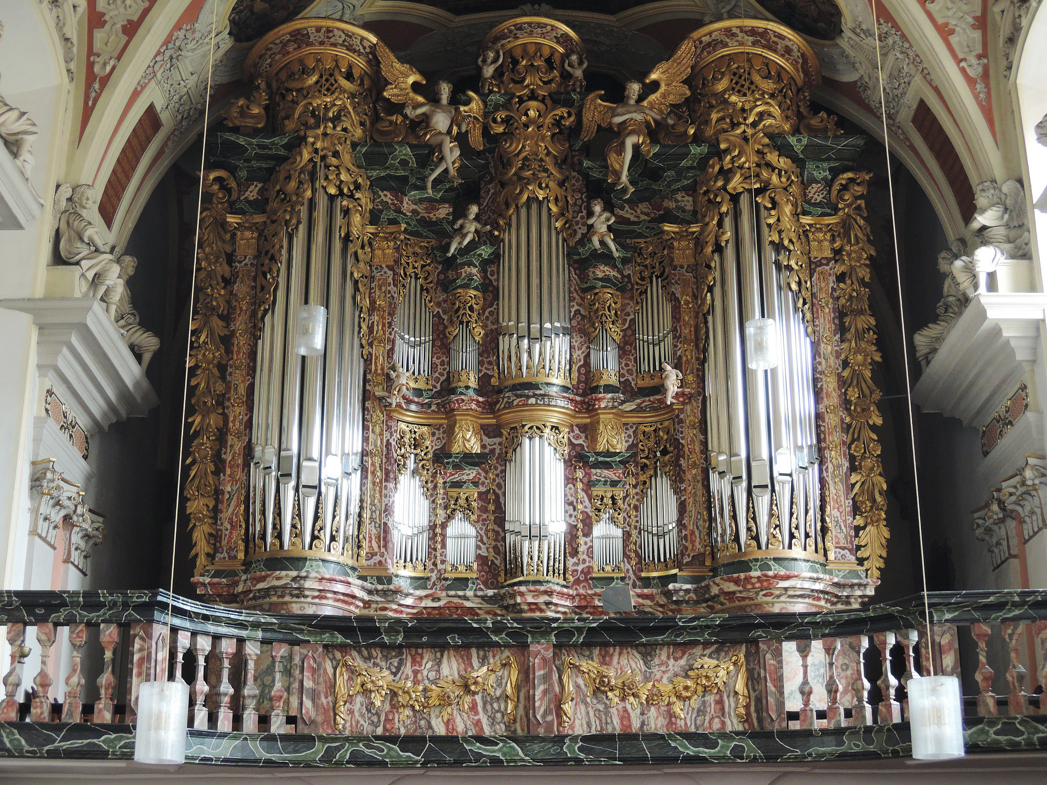 1. Igreja de St. Crucis (Erfurt, Alemanha), um instrumento musical, o órgão