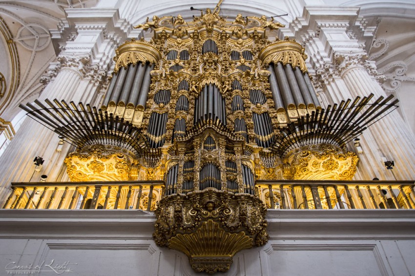 3. Catedral de Granada (Granada, Espanha), um instrumento musical, o órgão