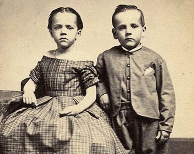 9. Близнецы, брат и сестра, с одинаковыми стрижками. 9. Близнецы, брат и сестра, с одинаковыми стрижками. близнецы, викторианская эпоха, ужасы