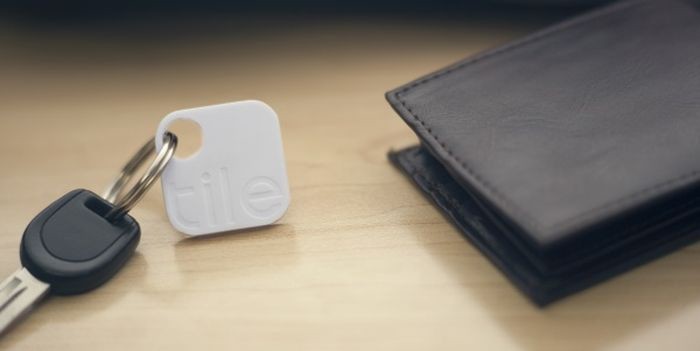 GPS-keychain or purse, which can be tracked using a smartphone design, idea, creativity