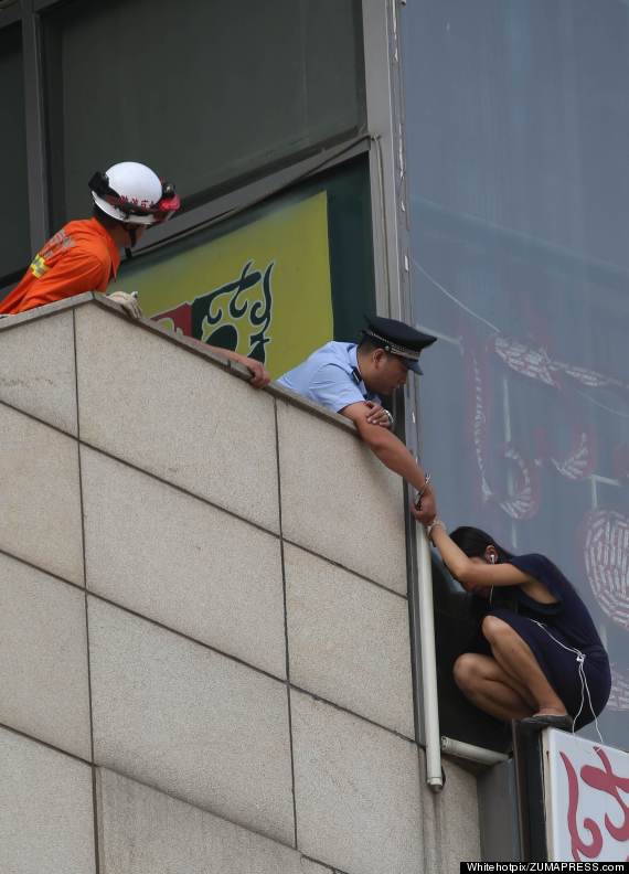 А этот полицейский из Китай приковал себя наручниками к человеку, находящемуся на грани доброты пост, полиция