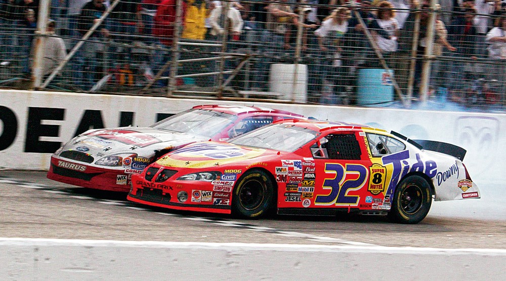 Крейвен и Буш, 2003 год, Carolina Dodge Dealers 400, Дарлингтон, 0,0026 с Самые непредсказуемые финиши в истории автоспорта Крейвен и Буш, 2003 год, Carolina Dodge Dealers 400, Дарлингтон, 0,0026 с авто, гонки, история, финиш