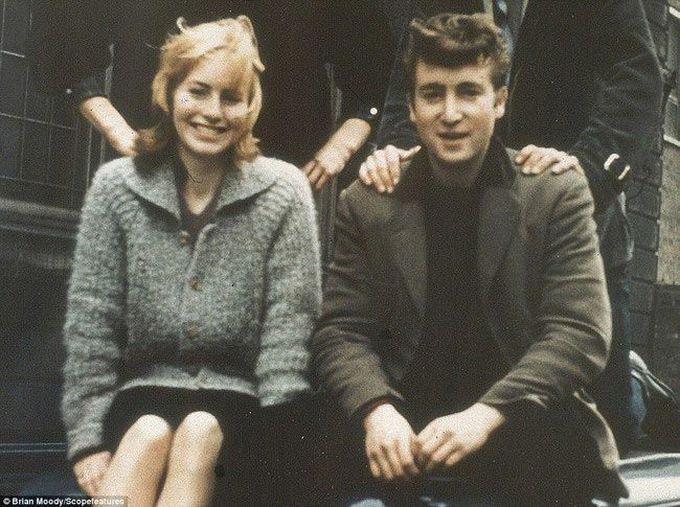 17-летний Джон Леннон с его тогдашней подругой и будущей женой Синтией, 1957 дети, известность, история, фото