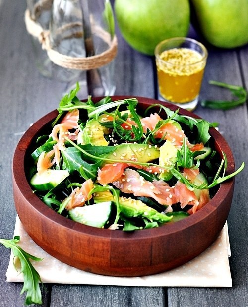 Салат из копченого лосося, авокадо, и рукколы блюдо, витамины, еда, полезно, салат