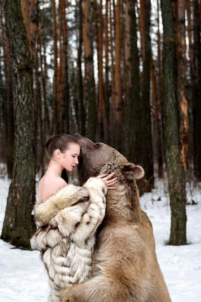 Лидия Фетисова и медведь Степан медведь, фото