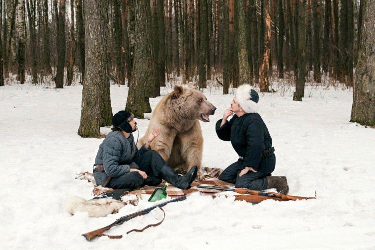 Фотографии моделей с 650-килограммовым медведем в заснеженном лесу медведь, фото
