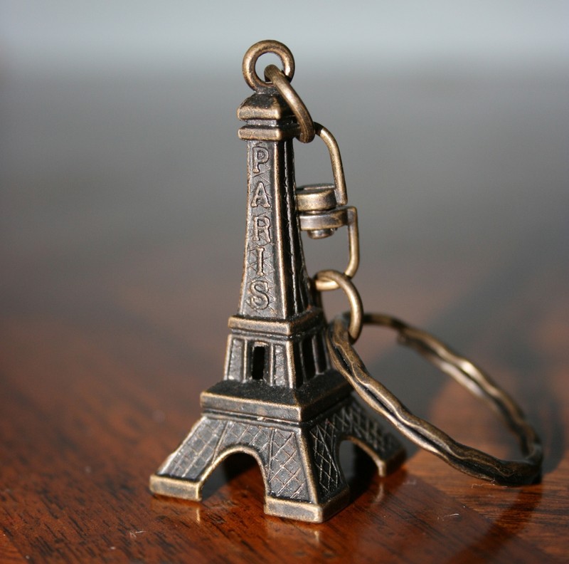 9. Брелок в виде Эйфелевой башни из Парижа сувениры, туризм