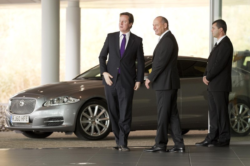 Премьер-министр Великобритании Дэвид Кэмерон— Jaguar XJ Sentinel V8 производство Великобритании. авто, страны .