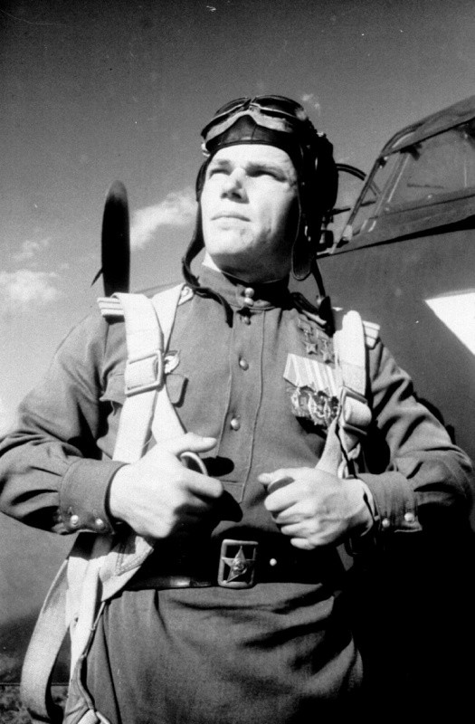 Заместитель командира 176-го гвардейского истребительного авиаполка Дважды Герой Советского Союза гвардии майор Иван Никитович Кожедуб у истребителя Ла-7 перед боевым вылетом. вов, фото