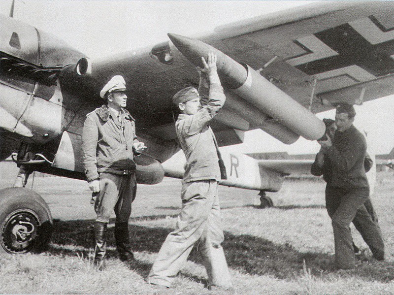 Заряжание 210-мм неуправляемой ракеты WerferGranate 21 на немецкий истребитель Мессершмитт Bf.110G-2. По некоторым данным, самолет принадлежал 7.ZG76 (7-я эскадрилья 76-й эскадры разрушителей). вов, фото