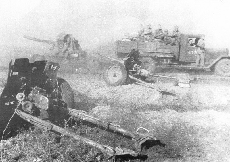 Захваченные на Курской дуге немецкие противотанковые пушки PaK 3536. На заднем плане советский грузовик ЗиС-5, буксирующий 37-мм зенитное орудие 61-к. вов, фото