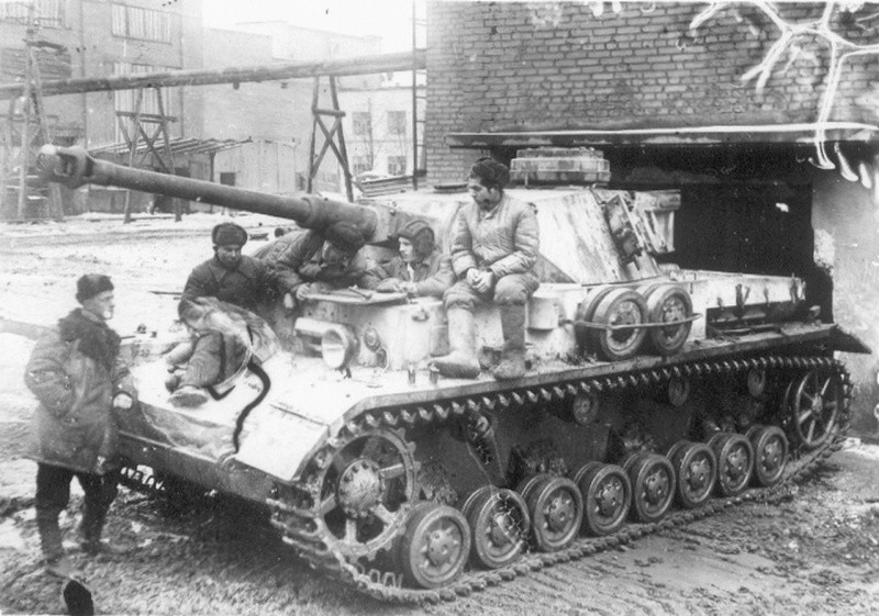 Захваченный в исправном состоянии немецкий танк Pz.Kpfw. IV. Територия Сталинградского тракторного завода. вов, фото