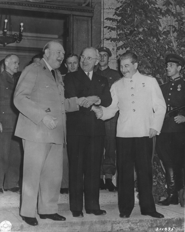 Иосиф Виссарионович Сталин, Гарри Трумэн (Harry S. Truman) и Уинстон Черчилль (Winston Churchill) пожимают руки на Потсдамской конференции. вов, фото